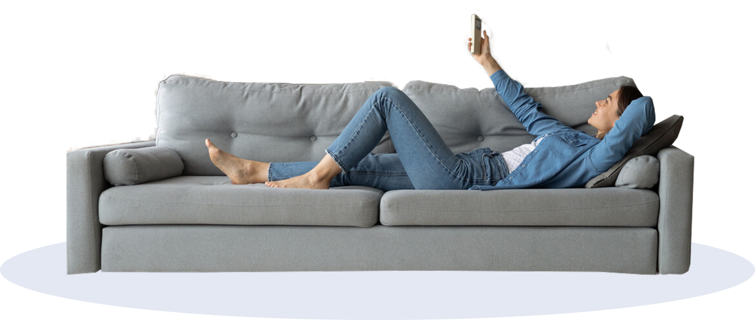 mujer en el salón de su casa usando un mando a distancia para controlar las funciones de su sistema de climatización